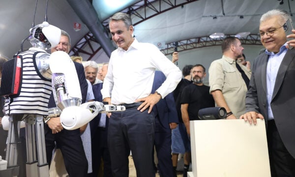 ΔΕΘ 2026: Κυριάκος Μητσοτάκης σε διαφορετική συνάντηση με ρομπότ – «Χαίρομαι που σε βλέπω»