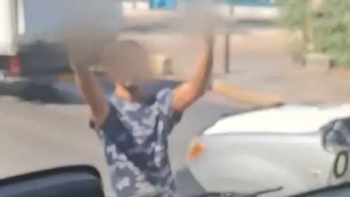 Ρομά έκλεισαν τον δρόμο σε λεωφορείο στον Πειραιά και προπηλάκισαν τον οδηγό: «Ήταν εκτός ορίων» 1 Ρομά έκλεισαν τον δρόμο σε λεωφορείο στον Πειραιά και προπηλάκισαν τον οδηγό: «Ήταν εκτός ορίων»