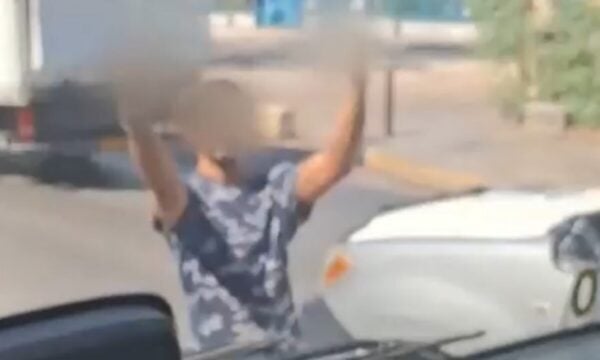 Ρομά έκλεισαν τον δρόμο σε λεωφορείο στον Πειραιά και προπηλάκισαν τον οδηγό: «Ήταν εκτός ορίων»