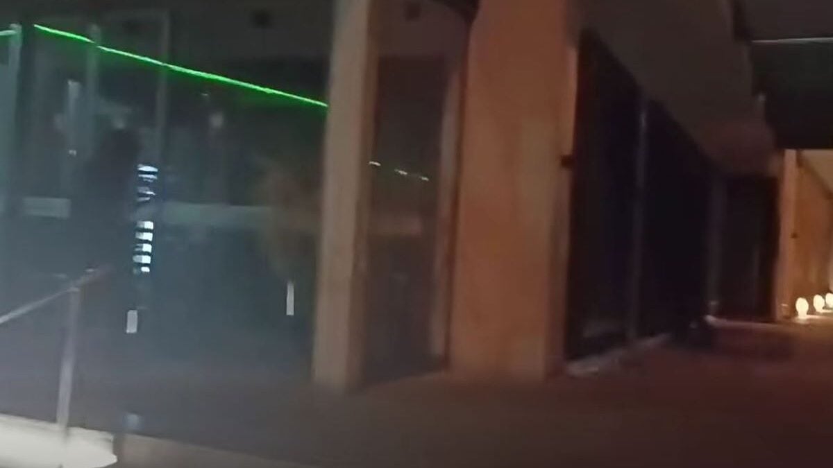 Ρουβίκωνας: Βαριοπούλες στο εργοστάσιο της «Βιολάντα» στη Λάρισα – «Δεν ξεχνάμε τις νεκρές της τάξης μας» 1 Ρουβίκωνας: Βαριοπούλες στο εργοστάσιο της «Βιολάντα» στη Λάρισα – «Δεν ξεχνάμε τις νεκρές της τάξης μας»