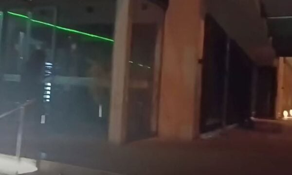 Ρουβίκωνας: Βαριοπούλες στο εργοστάσιο της «Βιολάντα» στη Λάρισα – «Δεν ξεχνάμε τις νεκρές της τάξης μας»