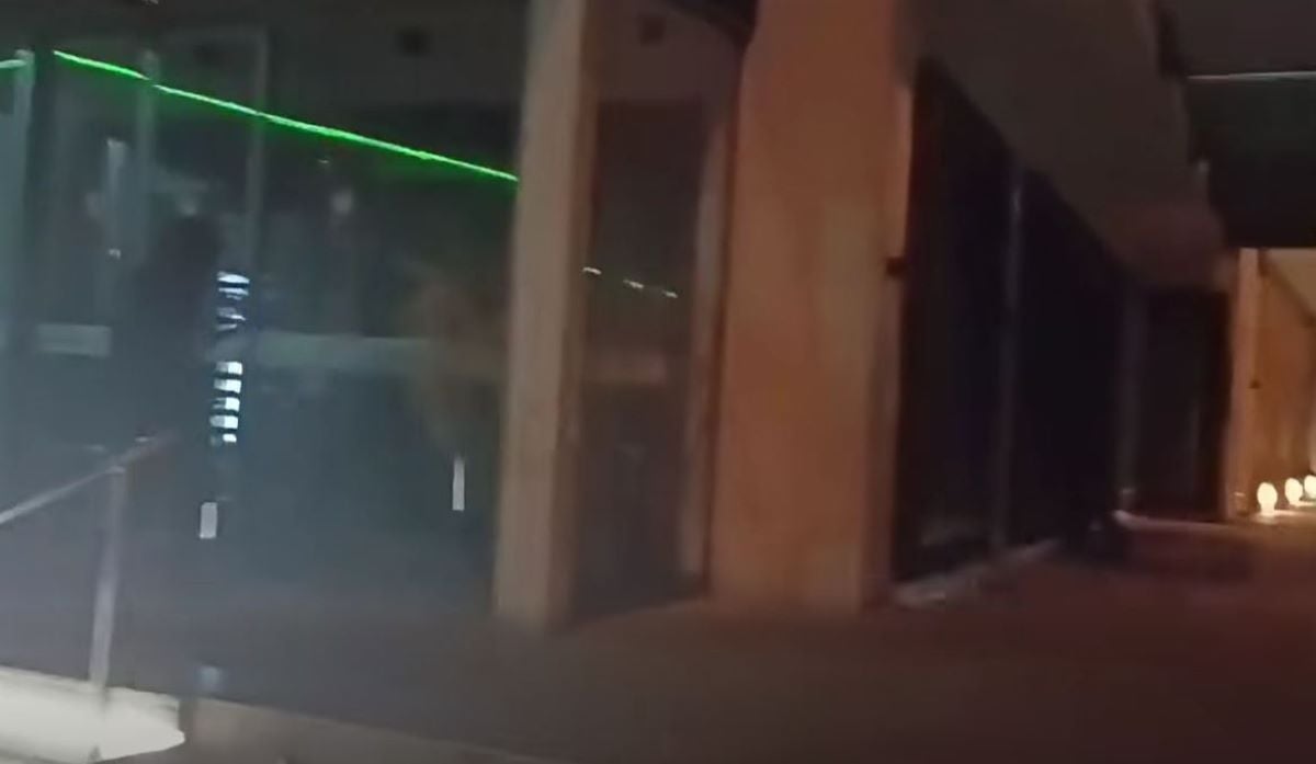 Ρουβίκωνας: Βαριοπούλες στο εργοστάσιο της «Βιολάντα» στη Λάρισα – «Δεν ξεχνάμε τις νεκρές της τάξης μας»