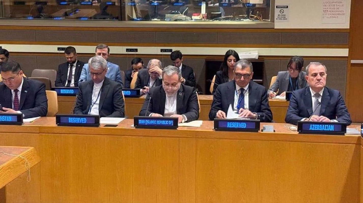 Ιράν: Το επταήμερο σχέδιο που φέρνει τον Τραμπ μπροστά σε δύσκολες αποφάσεις – Ορμούζ, Νετανιάχου και πυρηνικά 8 Ο Ιρανός υπουργός Εξωτερικών Αμπάς Αραγτσί (κέντρο), συμμετέχοντας στην 27η άτυπη συνάντηση του Συμβουλίου Υπουργών του Οργανισμού Οικονομικής Συνεργασίας (ECO) στη Νέα Υόρκη, στις 25 Σεπτεμβρίου 2026. Πηγή: Υπουργείο Εξωτερικών του Ιράν