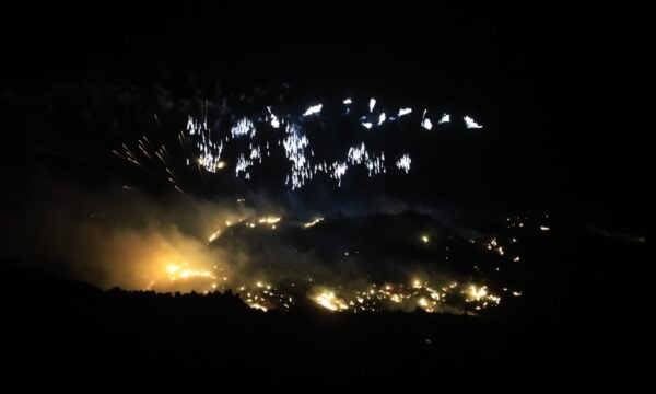 Φαντασμαγορικές εικόνες από τη Σαντορίνη: Η νύχτα έγινε μέρα από την εντυπωσιακή αναπαράσταση της έκρηξης του ηφαιστείου