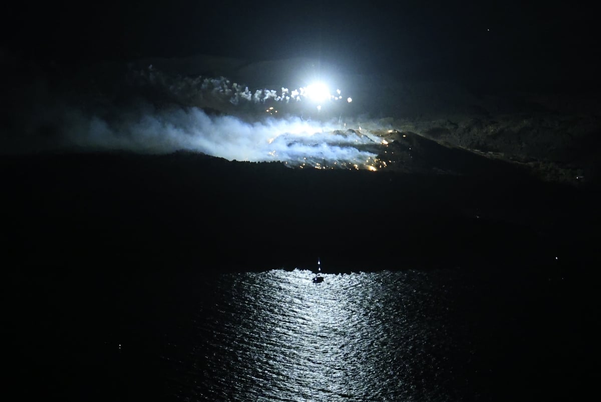 Φαντασμαγορικές εικόνες από τη Σαντορίνη: Η νύχτα έγινε μέρα από την εντυπωσιακή αναπαράσταση της έκρηξης του ηφαιστείου 16 Αναπαράσταση της έκρηξης του ηφαιστείου της Σαντορίνης