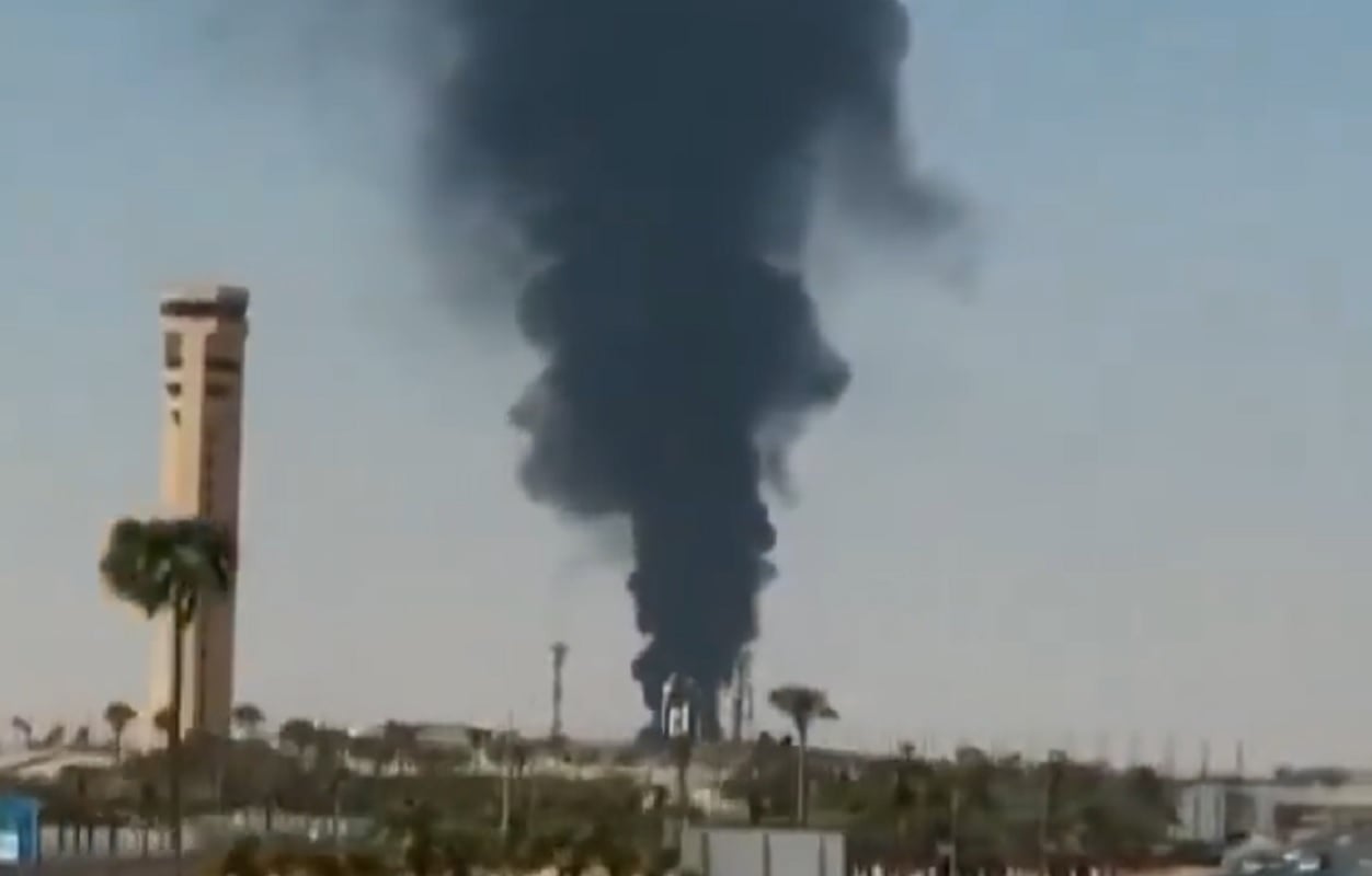 Σαουδική Αραβία: Δεξαμενή καυσίμων της Aramco στις φλόγες κοντά στο αεροδρόμιο του Ριάντ – ΒΙΝΤΕΟ