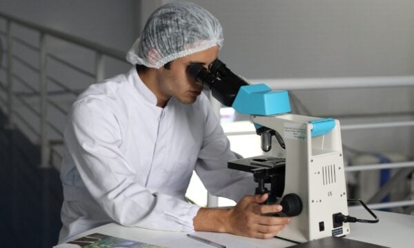 Το σκουλήκι που ζωντάνεψε μετά από 46.000 χρόνια: Τι ψάχνουν οι επιστήμονες (ΦΩΤΟ)