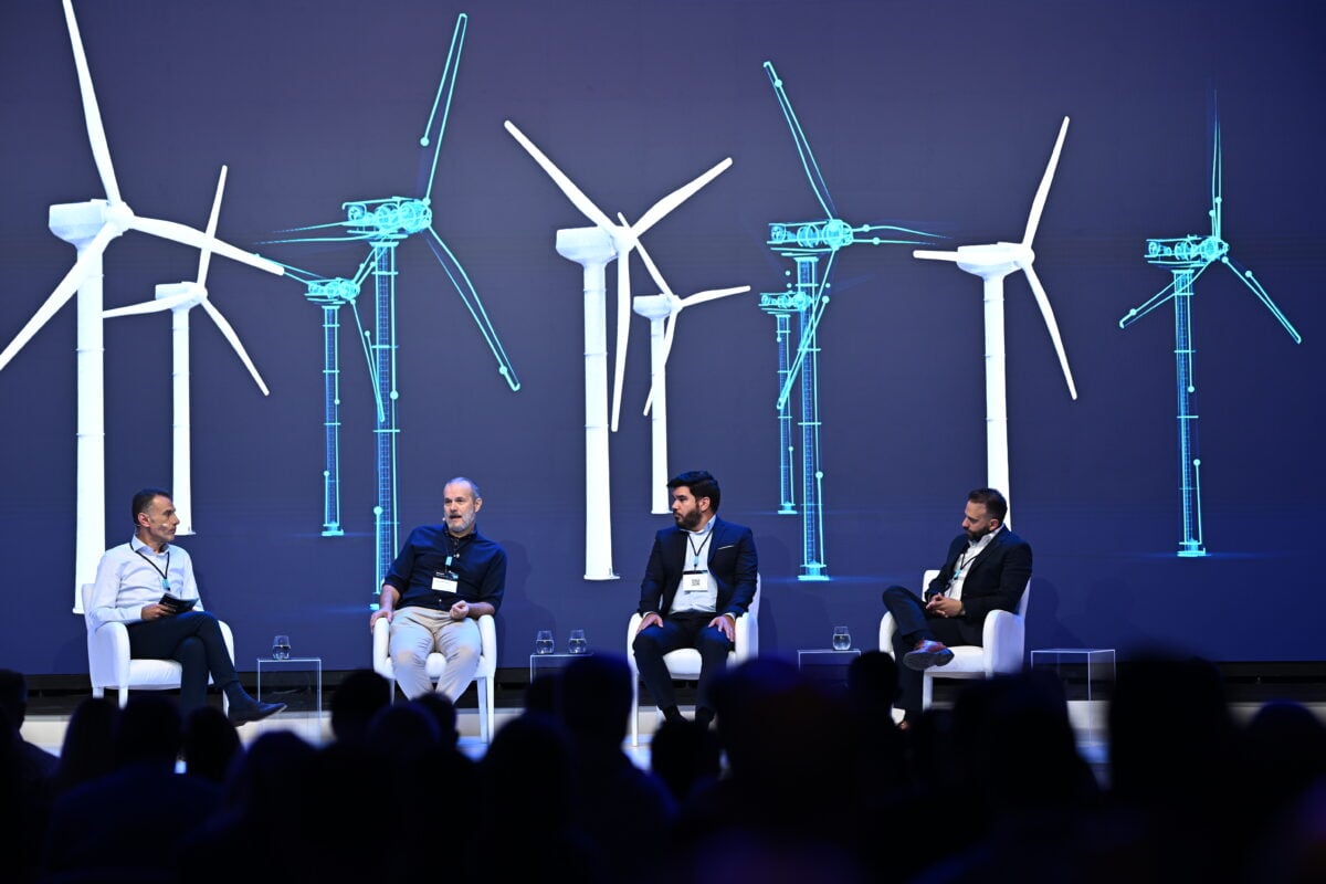 Siemens Tech Summit Athens 2026: AI με αντίκτυπο στην πράξη 14 Από αριστερά προς τα δεξιά: Δήμος Σαπίδης, CEO της Siemens Mobility Ελλάδος και Country Head του Τομέα Έξυπνων Υποδομών, Siemens Ελλάδας. , Γιώργος Φωτόπουλος, Director of Energy Management Support Division, ΑΔΜΗΕ, Γιώργος Ανδρεάκος, Network Operations & Maintenance Director, ΔΕΔΔΗΕ και Σωτήρης Καρατζούνης, Technical Director, GECKO Power Solutions.