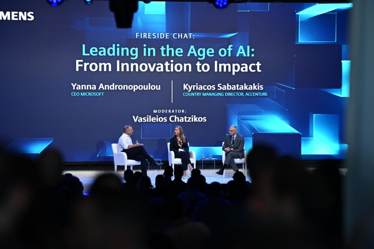 Siemens Tech Summit Athens 2026: AI με αντίκτυπο στην πράξη 13 Από αριστερά προς τα δεξιά: Βασίλειος Χατζίκος, CEO Siemens Ελλάδος, Γιάννα Ανδρονοπούλου, CEO Microsoft Ελλάδας, Κύπρου, Μάλτας και Αδριατικής και Κυριάκος Σαμπατακάκης, Country Managing Director, Accenture.