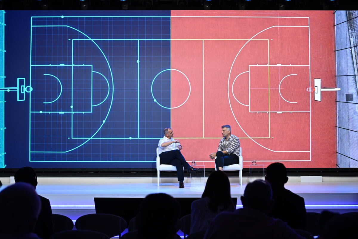 Siemens Tech Summit Athens 2026: AI με αντίκτυπο στην πράξη 16 Από αριστερά προς τα δεξιά: Βασίλειος Χατζίκος, CEO Siemens Ελλάδος, Θοδωρής Παπαλουκάς, CEO Eurohoops Academy και πρωταθλητής Ευρώπης στο μπάσκετ