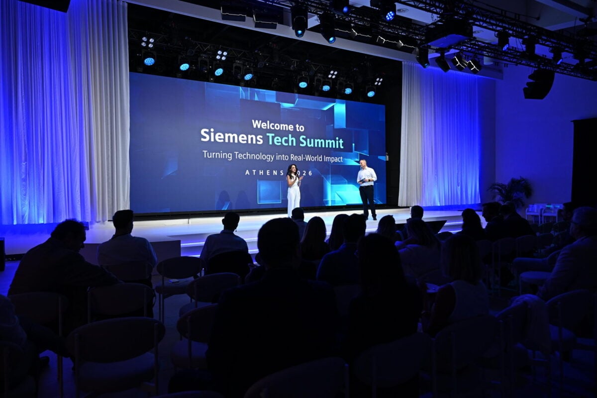 Siemens Tech Summit Athens 2026: AI με αντίκτυπο στην πράξη 15 Από αριστερά προς τα δεξιά: Ειρήνη Κουφάκη, Head of People and Organisation & Corporate Communications, Siemens Ελλάδος και Βασίλειος Χατζίκος, CEO Siemens Ελλάδος.