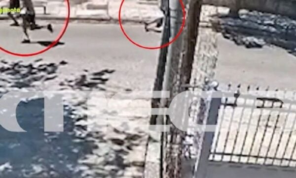 Η στιγμή που συμμορία νεαρών επιτίθεται σε ηλικιωμένη για να τη ληστέψει – Βίντεο ντοκουμέντο