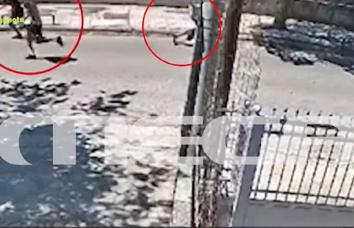 Η στιγμή που συμμορία νεαρών επιτίθεται σε ηλικιωμένη για να τη ληστέψει – Βίντεο ντοκουμέντο