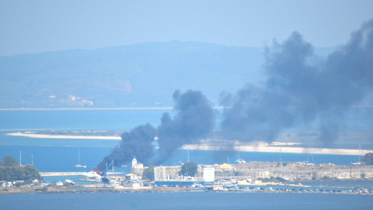 Φωτιά σε θαλαμηγό στη Λευκάδα: Σώοι οι τρεις επιβαίνοντες 1 Φωτιά σε θαλαμηγό στη Λευκάδα: Σώοι οι τρεις επιβαίνοντες