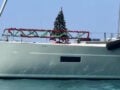 Σύβοτα: Οικογένεια στόλισε το σκάφος της με χριστουγεννιάτικο δέντρο και γιρλάντες μόλις μπήκε ο Σεπτέμβρης