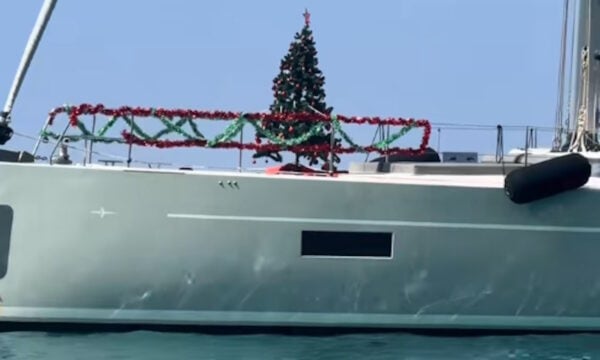 Σύβοτα: Οικογένεια στόλισε το σκάφος της με χριστουγεννιάτικο δέντρο και γιρλάντες τον Σεπτέμβρη