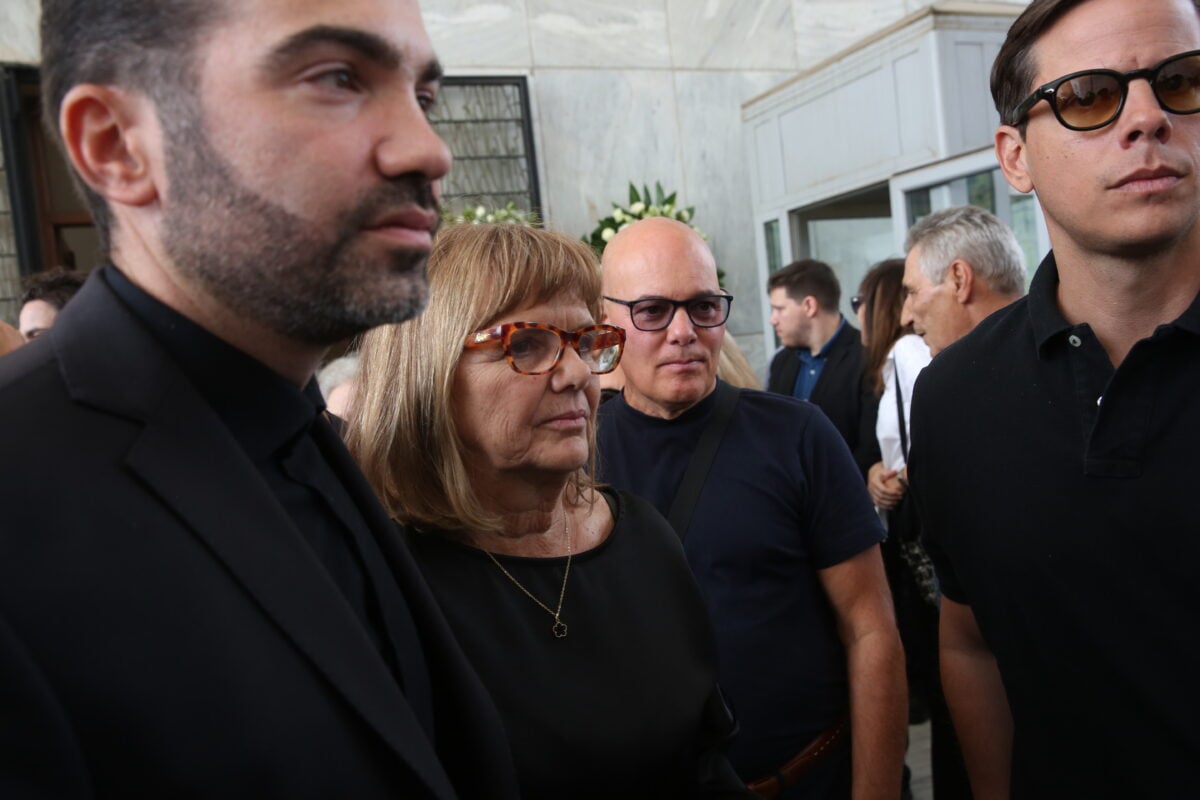 Κηδεία Μαργαρίτας Παπανδρέου: Με συγκίνηση το τελευταίο αντίο στην αείμνηστη ακτιβίστρια – «Μαμά, μας έμαθες να αγαπάμε και να αντέχουμε» 12 Κηδεία Μαργαρίτας Παπανδρέου: Με συγκίνηση το τελευταίο αντίο στην αείμνηστη ακτιβίστρια – «Μαμά, μας έμαθες να αγαπάμε και να αντέχουμε»