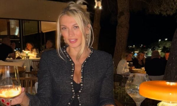 Κωνσταντίνα Σπυροπούλου: Γενέθλια με κόκκινο φόρεμα και στέμμα