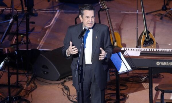 Σταμάτης Σπανουδάκης: Υπέστη ελαφρύ εγκεφαλικό – Το ανακοίνωσε μέσω βίντεο