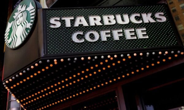 Starbucks: Κλείνουν ακόμη 250 καφέ με χαμηλές επιδόσεις στη Βόρεια Αμερική