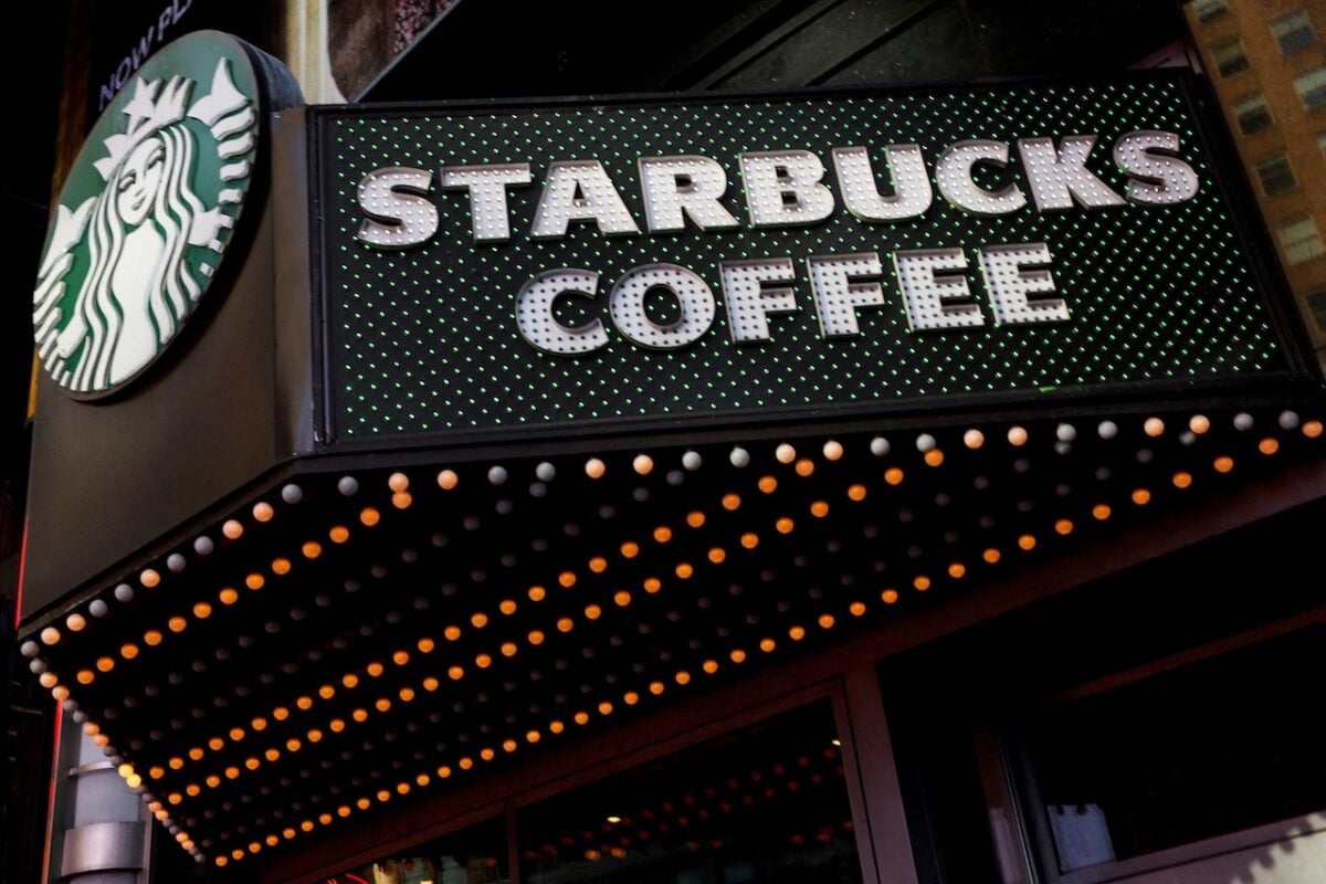 Starbucks: Κλείνουν ακόμη 250 καφέ με χαμηλές επιδόσεις στη Βόρεια Αμερική