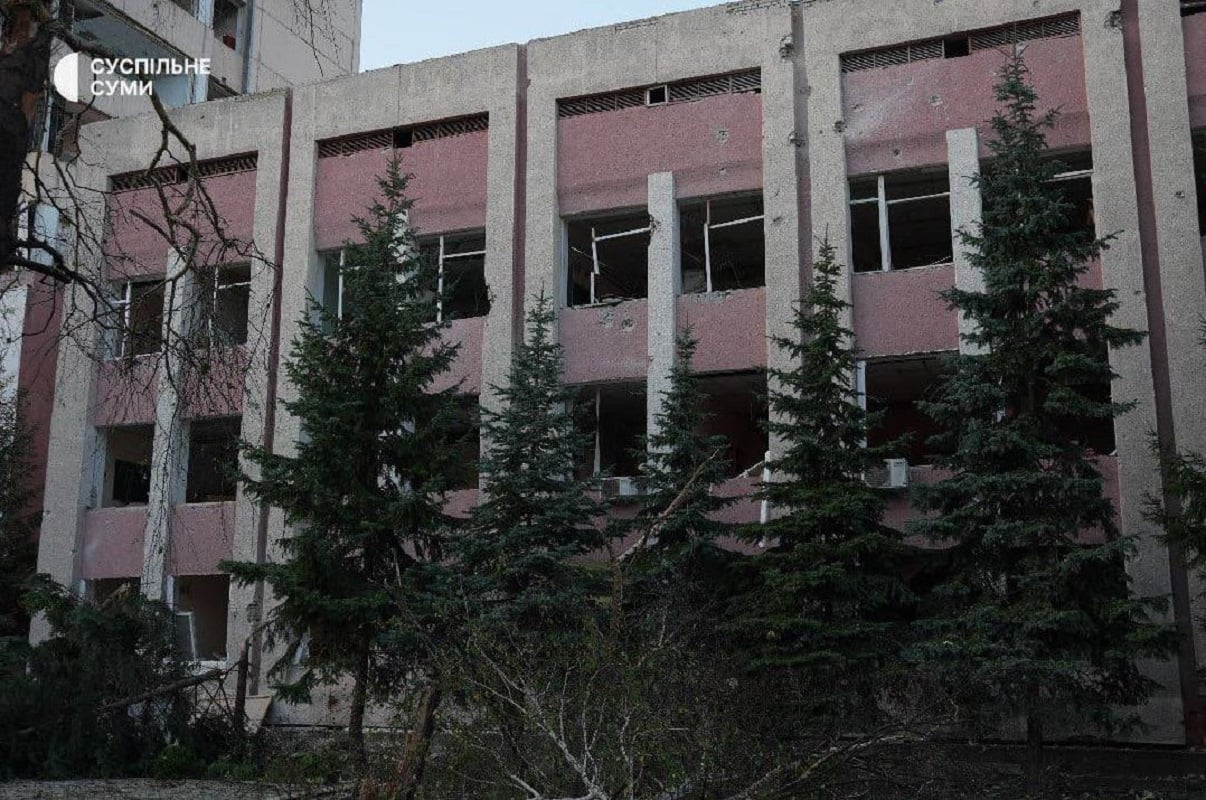 Ουκρανία: Τουλάχιστον έξι νεκροί, δεκάδες τραυματίες και 13χρονος με βαριά εγκαύματα από τα ρωσικά πλήγματα τη νύχτα 32 Σπασμένα παράθυρα και ζημιές στην πρόσοψη εκπαιδευτικού ιδρύματος στη Σούμι, έπειτα από ρωσική αεροπορική επίθεση στις 20 Σεπτεμβρίου 2026. Πηγή: Suspilne Sumy