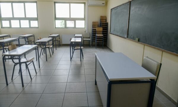 Πηγές του υπουργείου Παιδείας για τα σχολικά βιβλία που παρουσιάζουν διαφορετικές μορφές οικογένειας: «Δεν αποτελούν επιλογές της πολιτικής ηγεσίας»