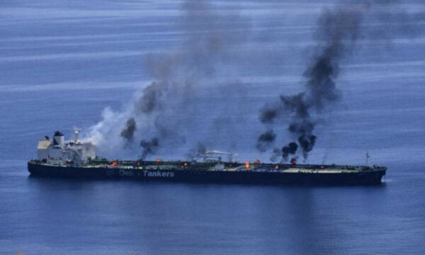 Ιράν: Οι Φρουροί της Επανάστασης υποστηρίζουν ότι έπληξαν δεξαμενόπλοιο στα Στενά του Ορμούζ