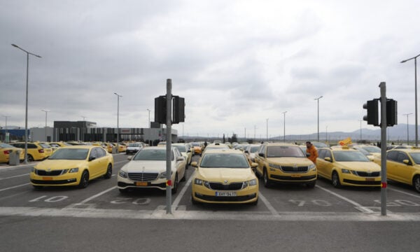 Αυξάνονται τα κόμιστρα στα ταξί: Στα 50 ευρώ η διαδρομή αεροδρόμιο – Αθήνα, δεν αλλάζει η βασική ταρίφα