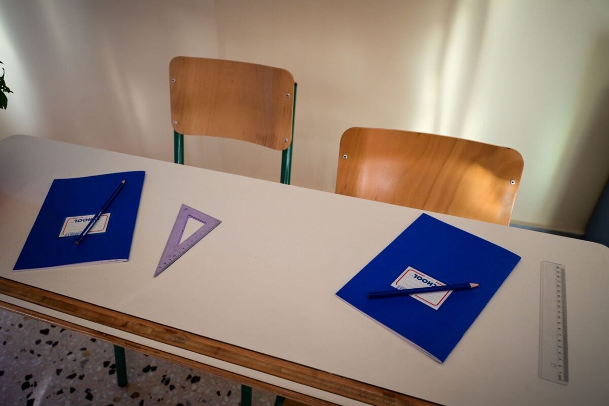 Σχολικά βιβλία Δημοτικού παρουσιάζουν οικογένειες με γονείς ίδιου φύλου – «Δεν υπάρχει καμία woke ατζέντα» η απάντηση Μαρινάκη