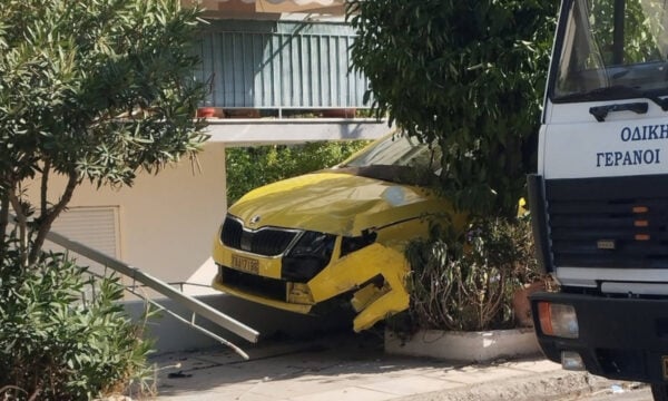 Ηλιούπολη: Οδηγός με κλεμμένο αυτοκίνητο συγκρούστηκε με ταξί αφού παραβίασε STOP
