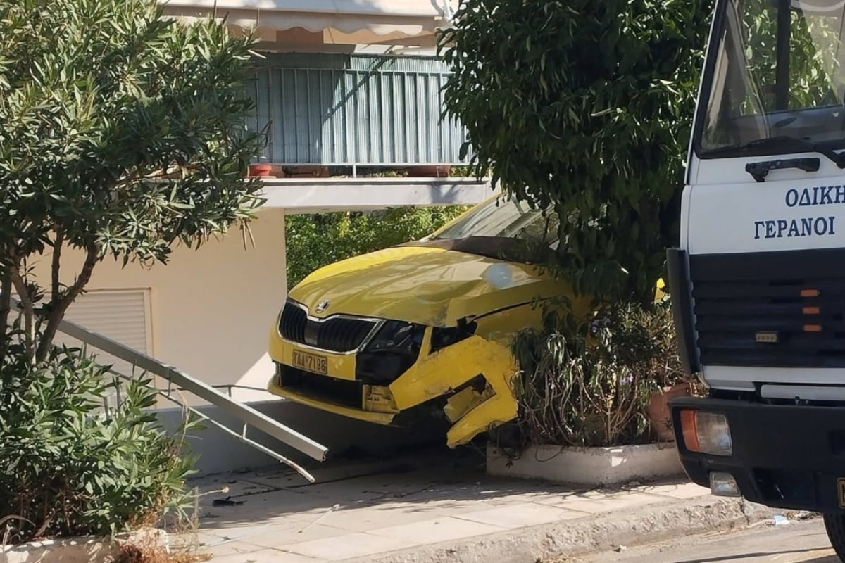 Ηλιούπολη: Οδηγός με κλεμμένο αυτοκίνητο συγκρούστηκε με ταξί αφού παραβίασε STOP