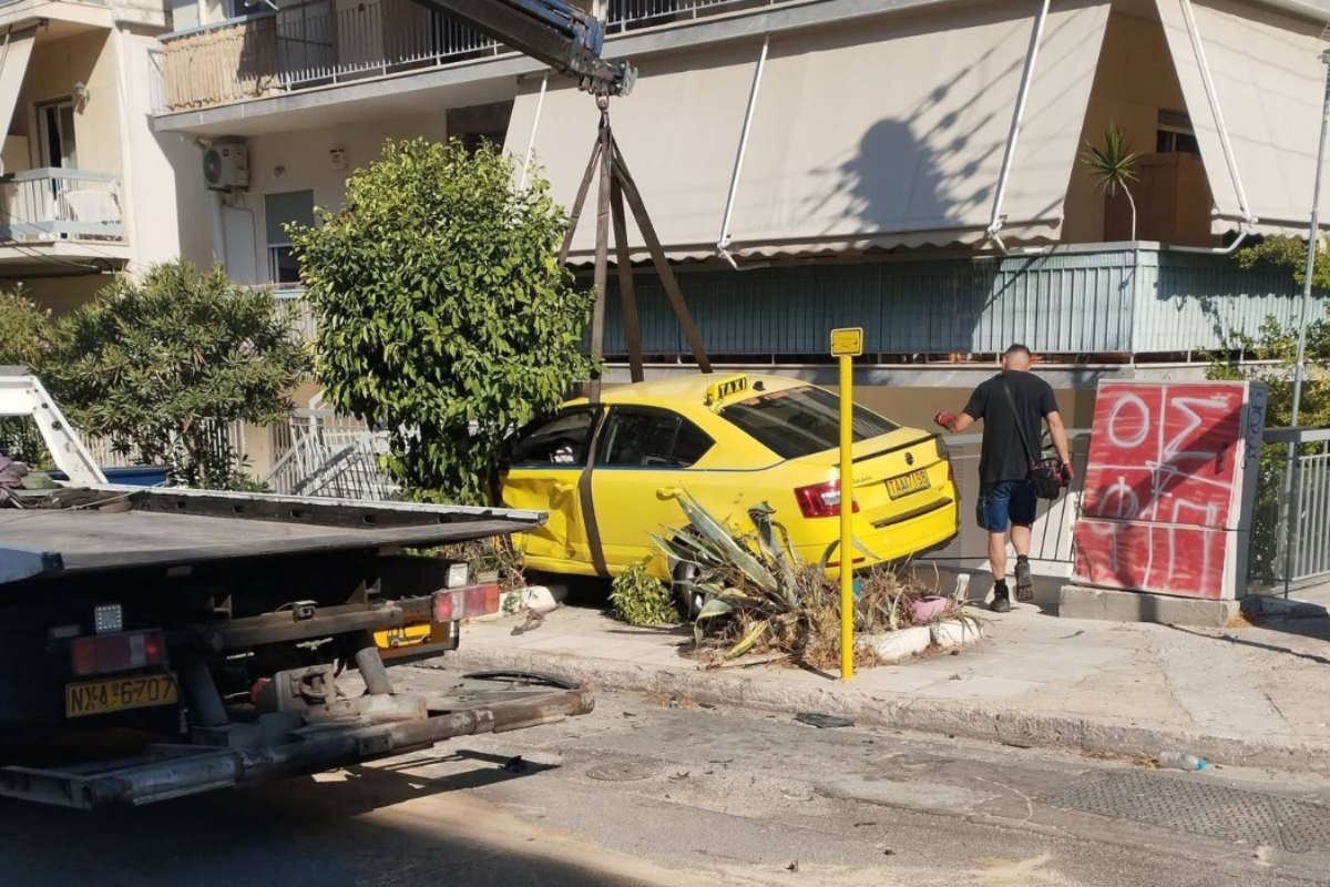 Ταξί μετά από σύγκρουση στην Ηλιούπολη