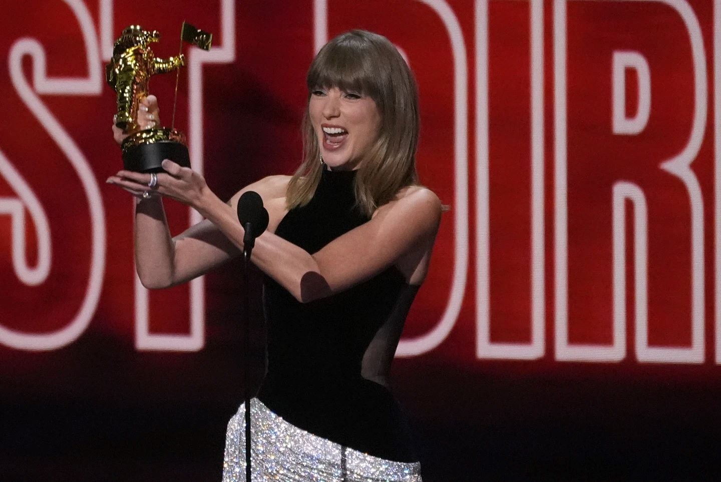 MTV VMAs 2026: Η Τέιλορ Σουίφτ ξεπέρασε τη Μπιγιόνσε – «Καλλιτέχνης της Χρονιάς» η Μαντόνα και τιμητικό βραβείο στους Nirvana 7 MTV VMAs 2026: Η Τέιλορ Σουίφτ ξεπέρασε τη Μπιγιόνσε – «Καλλιτέχνης της Χρονιάς» η Μαντόνα και τιμητικό βραβείο στους Nirvana