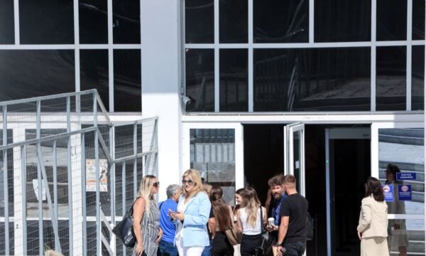 Δίκη για τα Τέμπη: Κατέθεσαν η σύζυγος και η κόρη του μηχανοδηγού – «Μέσα σε ένα βράδυ όλα χάθηκαν»