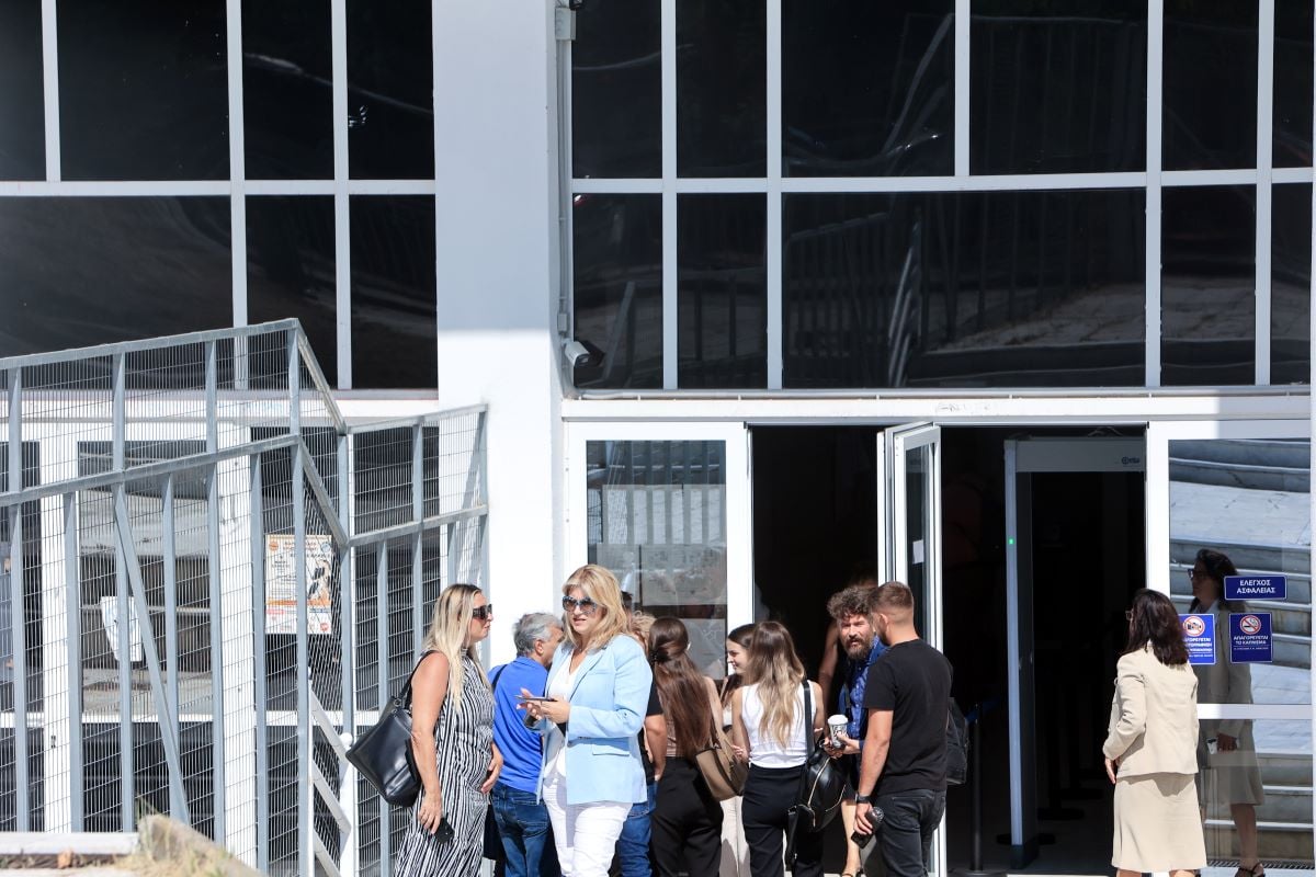 Δίκη για τα Τέμπη: Κατέθεσαν η σύζυγος και η κόρη του μηχανοδηγού – «Μέσα σε ένα βράδυ όλα χάθηκαν»