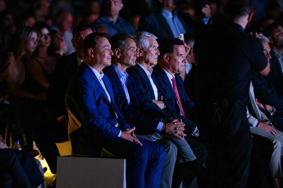 The Ellinikon: Η μεγαλύτερη ανάπλαση της Ευρώπης παίρνει ήδη ζωή 15 Ο Πρωθυπουργός, ο Υπουργός Υγείας Άδωνις Γεωργιάδης, ο Αντιπρόεδρος του Διοικητικού Συμβουλίου της LAMDA Development Βαγγέλης Χρόνης και ο Διευθύνων Σύμβουλος της LAMDA Development Οδυσσέας Αθανασίου