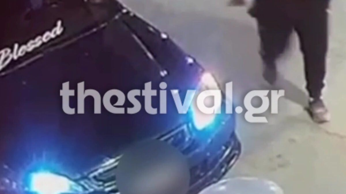 Θεσσαλονίκη: Η στιγμή που ληστές μπουκάρουν με τσεκούρι και λοστό σε βενζινάδικο 1 Θεσσαλονίκη: Η στιγμή που ληστές μπουκάρουν με τσεκούρι και λοστό σε βενζινάδικο