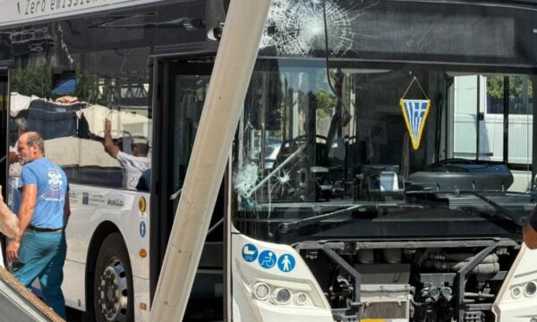 Τροχαίο με ηλεκτρικό λεωφορείο στη Θεσσαλονίκη: Παίρνει εξιτήριο η 62χρονη τραυματίας – Σε 3,5 ώρες χειρουργείο υποβλήθηκε η 21χρονη