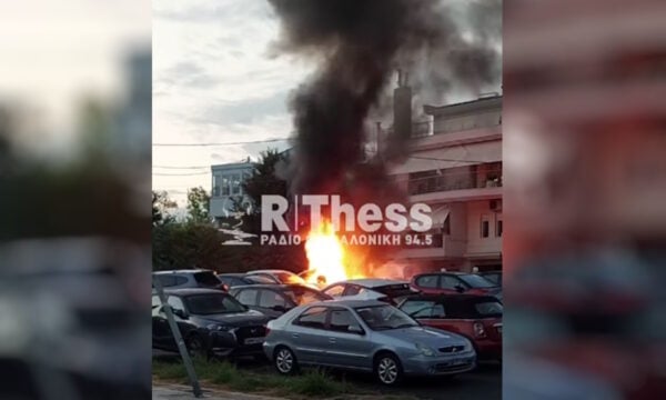 Θεσσαλονίκη: Τρία αυτοκίνητα τυλίχτηκαν στις φλόγες στην Πυλαία, πυκνοί καπνοί σκέπασαν τον ουρανό