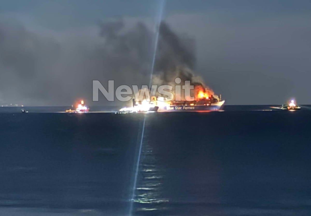 Τήνος: Ανοιχτά το «Blue Carrier 2» μετά τη φωτιά στη Μύκονο – Συνεχίζεται η επιχείρηση κατάσβεσης 8 Τήνος: Ανοιχτά το «Blue Carrier 2» μετά τη φωτιά στη Μύκονο – Συνεχίζεται η επιχείρηση κατάσβεσης