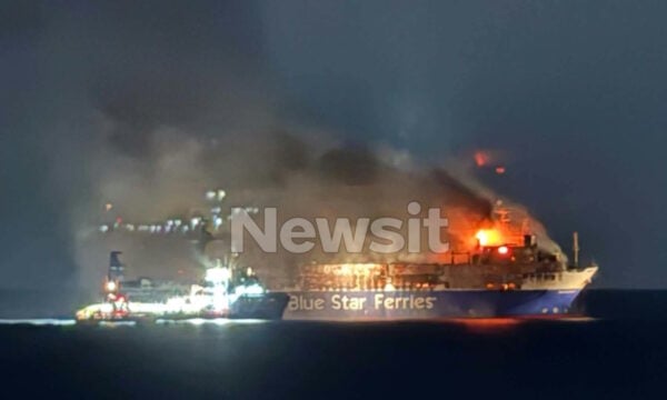 Τήνος: Ανοιχτά το «Blue Carrier 2» μετά τη φωτιά στη Μύκονο – Συνεχίζεται η επιχείρηση κατάσβεσης