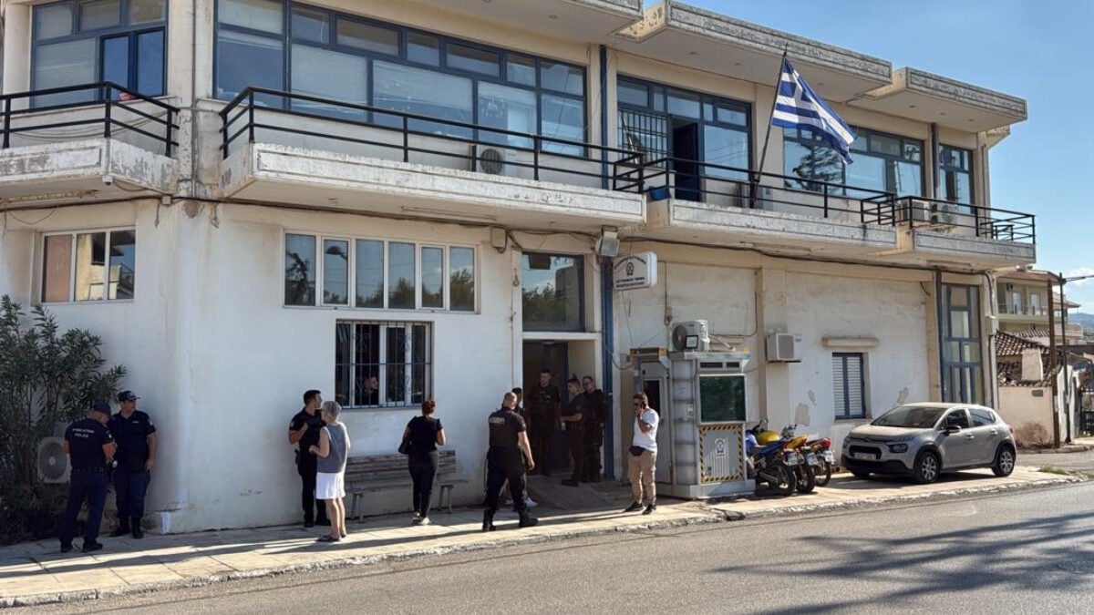 Αιματηρό περιστατικό στο ΑΤ Μάνδρας: Αυτόπτες μάρτυρες περιγράφουν «Ζύγωσε τον αστυνομικό για να τον καρφώσει και αναγκάστηκε να τον πυροβολήσει» 1 Αιματηρό περιστατικό στο ΑΤ Μάνδρας: Αυτόπτες μάρτυρες περιγράφουν «Ζύγωσε τον αστυνομικό για να τον καρφώσει και αναγκάστηκε να τον πυροβολήσει»