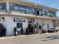 Αιματηρό περιστατικό στο ΑΤ Μάνδρας: Αυτόπτες μάρτυρες περιγράφουν «Ζύγωσε τον αστυνομικό για να τον καρφώσει και αναγκάστηκε να τον πυροβολήσει»