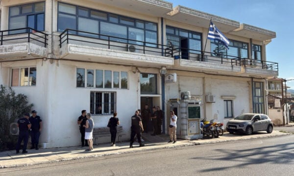 Αιματηρό περιστατικό στο ΑΤ Μάνδρας: Αυτόπτες μάρτυρες περιγράφουν «Ζύγωσε τον αστυνομικό για να τον καρφώσει και αναγκάστηκε να τον πυροβολήσει»