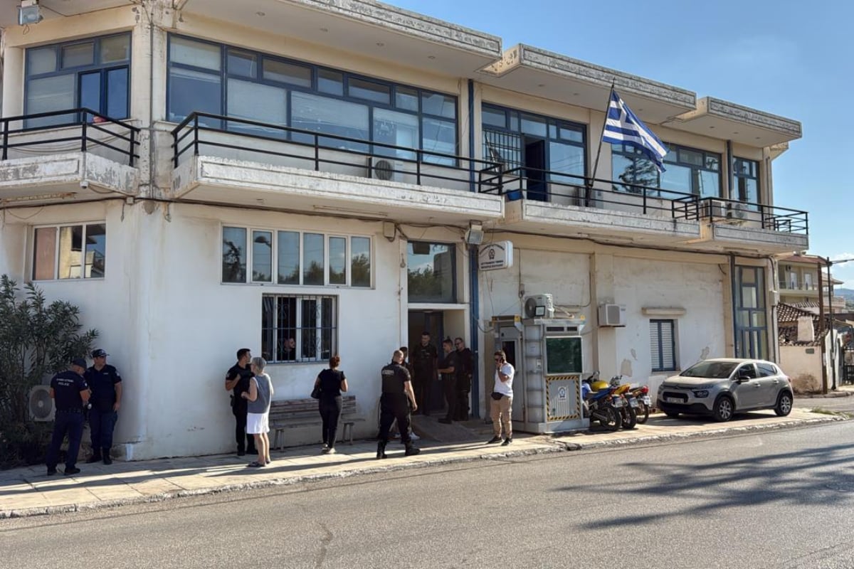 Αιματηρό περιστατικό στο ΑΤ Μάνδρας: Αυτόπτες μάρτυρες περιγράφουν «Ζύγωσε τον αστυνομικό για να τον καρφώσει και αναγκάστηκε να τον πυροβολήσει»