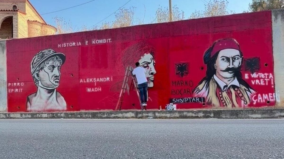 Θύελλα αντιδράσεων για τοιχογραφία στη γειτονική χώρα: «Ο Μέγας Αλέξανδρος και ο Μάρκος Μπότσαρης είναι Αλβανοί» 1 Θύελλα αντιδράσεων για τοιχογραφία στη γειτονική χώρα: «Ο Μέγας Αλέξανδρος και ο Μάρκος Μπότσαρης είναι Αλβανοί»