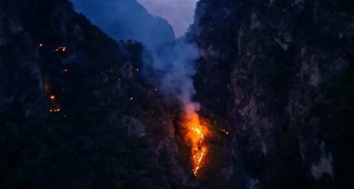 Νέα αναζωπύρωση φωτιάς στην Τραπεζίτσα Κόνιτσας: Φλόγες απέναντι από την ιστορική Μονή Στομίου 7 Νέα αναζωπύρωση φωτιάς στην Τραπεζίτσα Κόνιτσας: Φλόγες απέναντι από την ιστορική Μονή Στομίου