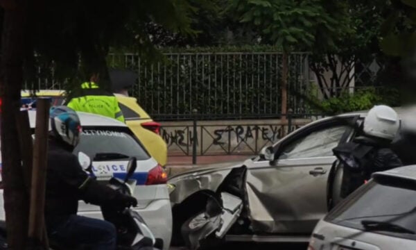 Αυτοκίνητο συγκρούστηκε σε κολώνα στη Βασιλίσσης Σοφίας: Διακοπή κυκλοφορίας στην αριστερή λωρίδα