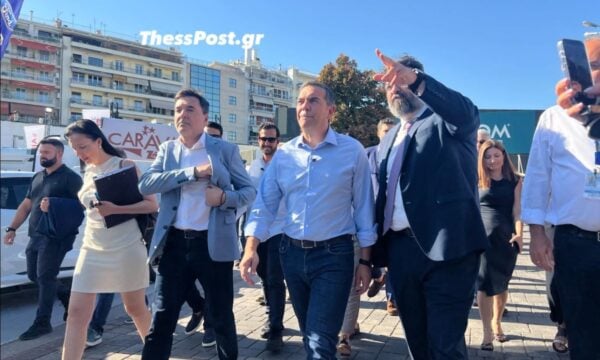 Αλέξης Τσίπρας: Πρώτη βόλτα στη ΔΕΘ ως αρχηγός της ΕΛ.Α.Σ. – Η γραβάτα και η φανέλα με το Νο. 26